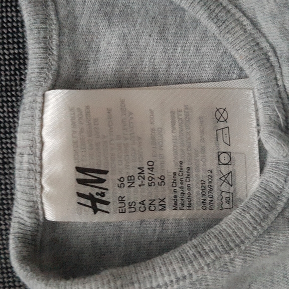 H&M Newborn Baby Onesie - Picture 2 of 2